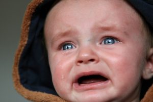 Bebé llora por posibles cólicos
