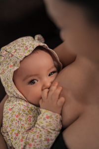 Bebé alimentandose con leche materna