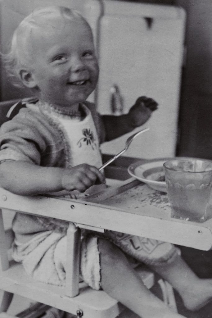 Bebé comiendo con método Baby-Led Weaning o Destete dirigido por el bebé