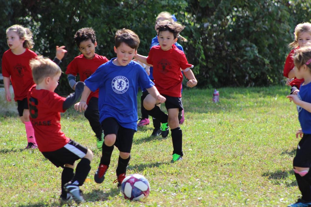 Niños jugando futbol es una actividad difícil si tienes trastorno del desarrollo de la coordinación