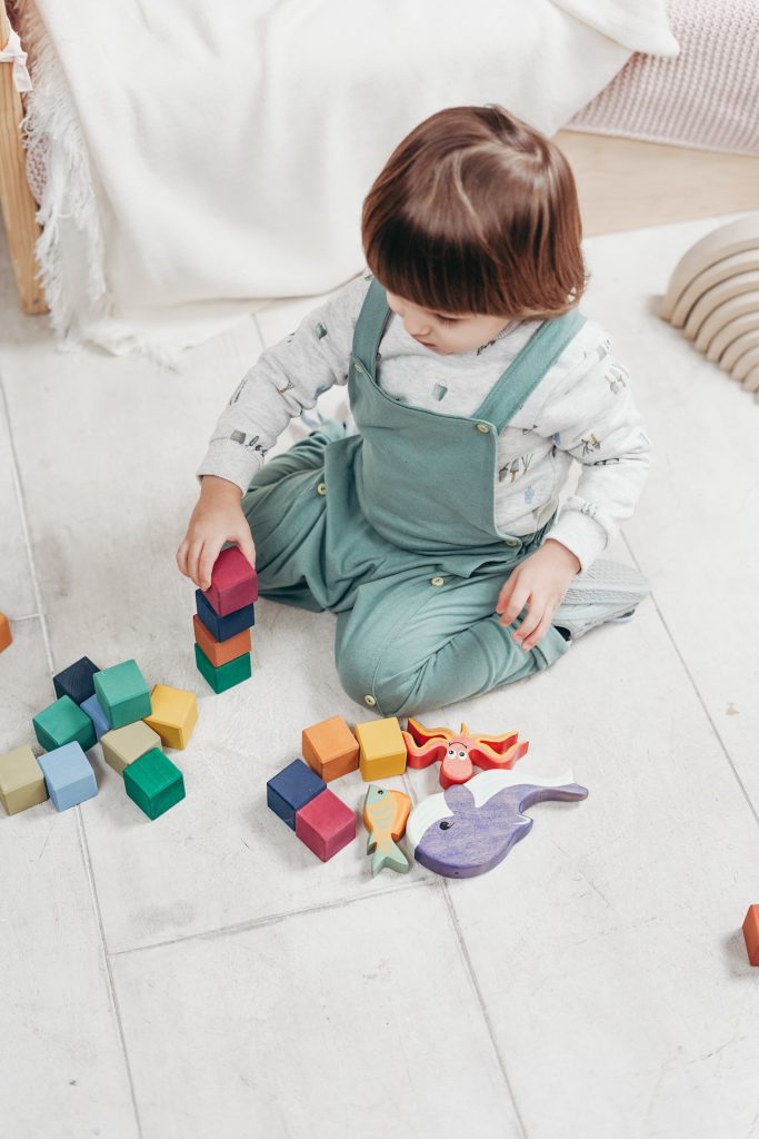 Niño jugando, evaluación del retraso psicomotor