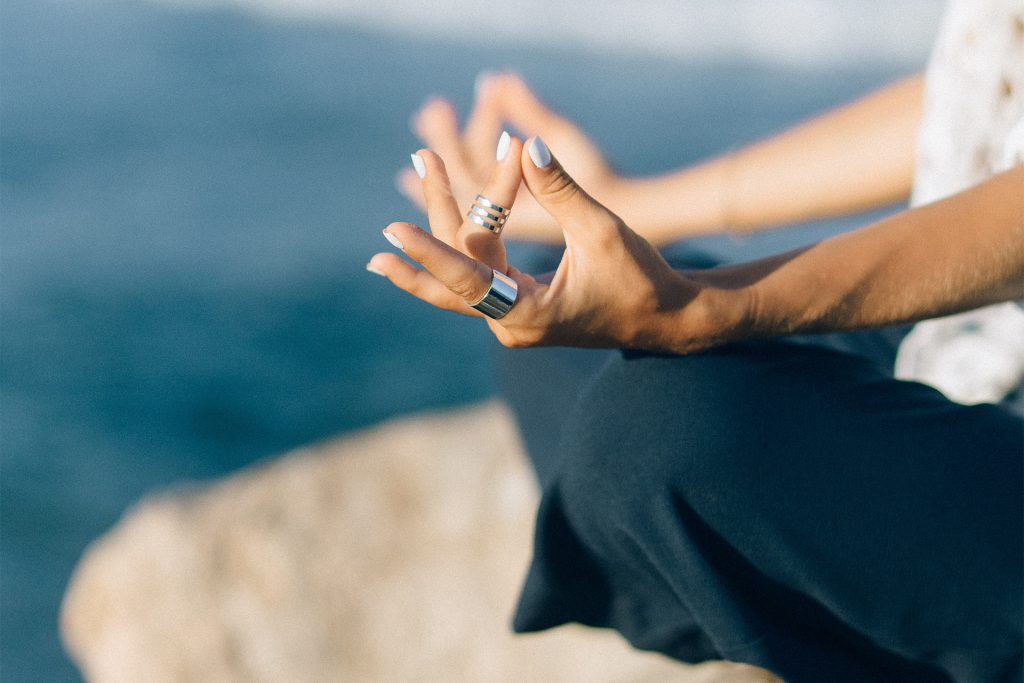 Mujer realizando meditación o ejercicios de yoga para evitar el estres, que previenen la preeclampsia