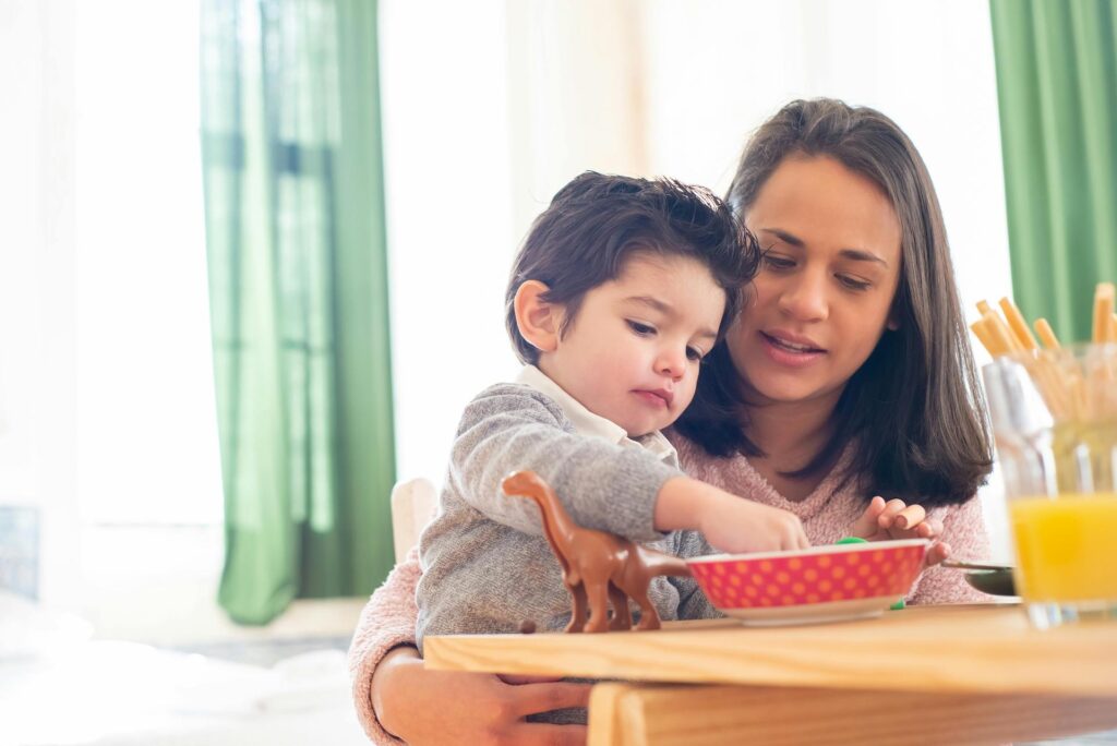 Una madre con su hijo en la mesa del comedor